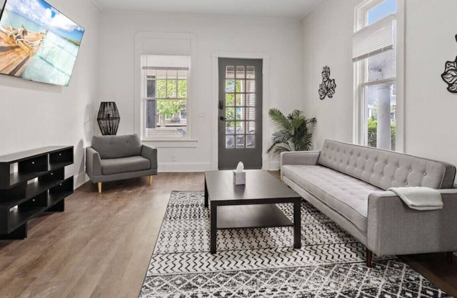 Modern 2BR Convenient Near Convention & Hospitals