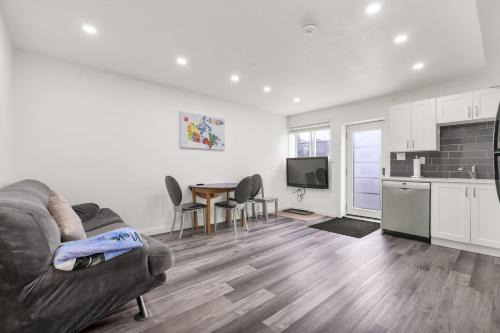 Modern 2BR Duplex 3.0 GBPS internet with Parking