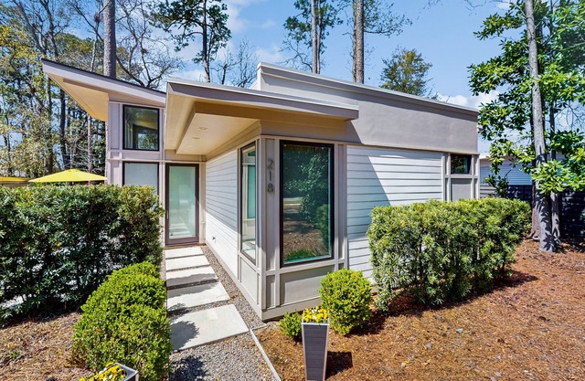 Beautiful modern home close to Wrightsville Beach with private patio & gas grill
