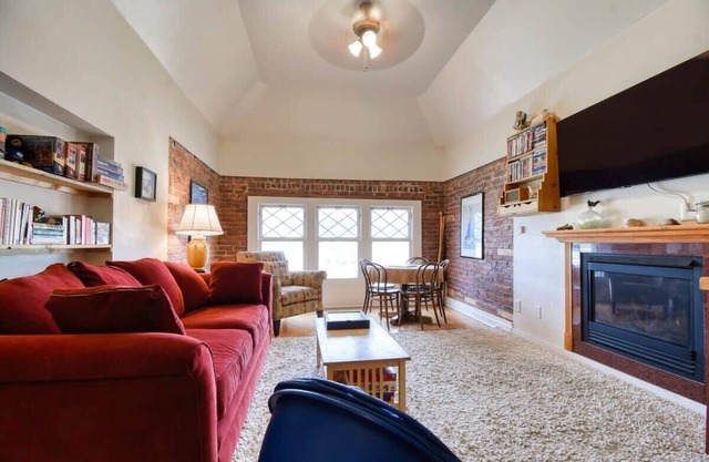 Modern 2BR Loft: Walk to Downtown - 30 plus day