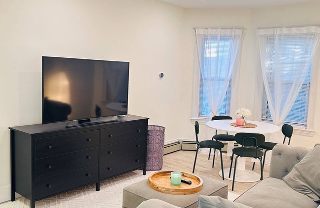 Modern 2BR near subway & parking available