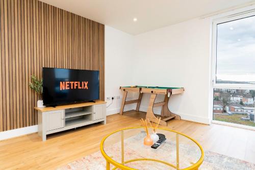 Modern 2BR Penthouse - Extended Stays, Free Parking & Fast Wi-Fi