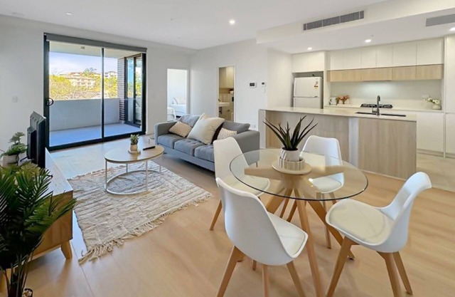 Modern 2BR Suite w/Balcony & Parking near Airport