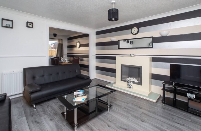 Modern 3 bedroom house - with Netflix by WHA for Contractors and others