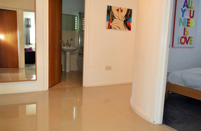 MODERNE 3 LIT 2 Salle de bain APPARTEMENT FAMILIAL VUE SUR LA VILLE 98 m2 PARKING GRATUIT & WIFI