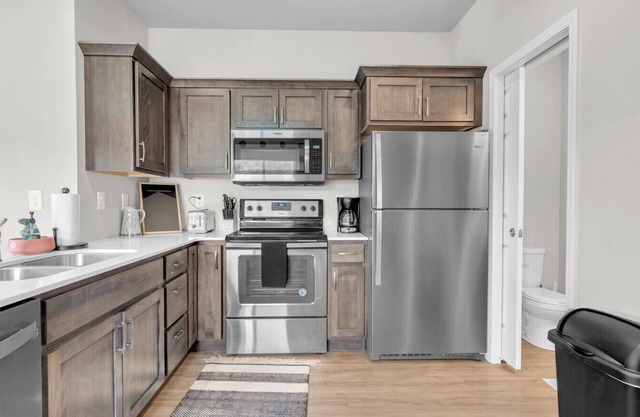Modern 3 Bed/3.5 Bath Townhome Near Lost Island Water/Theme Park