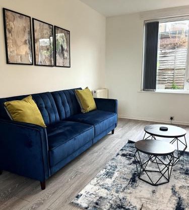 Modern 3 Bed Home Near QA Hospital, Sleeps 7