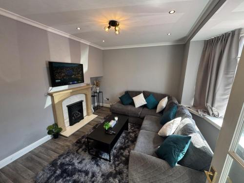 Modern 3-Bed Home with Parking & Garden Wolverhampton