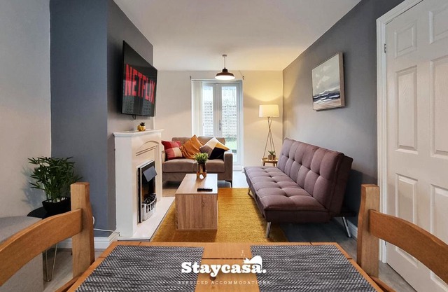Modern 3-bed House, Garden & With Parking