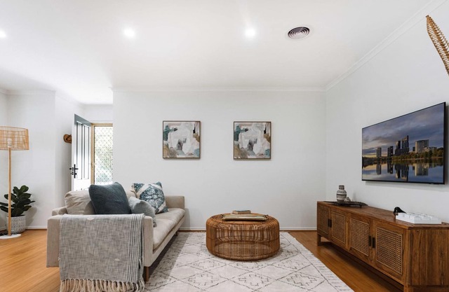 Modern 3-Bed House with Picturesque Courtyard