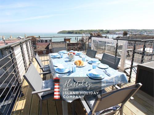 Modern 3-Bedroom Cowes Stay with Balcony & Panoramic Solent Views Close to Shops, Cafés, Sailing Clubs & Beach