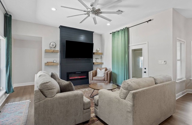 Modern 3 Bedroom Home w/ Pool