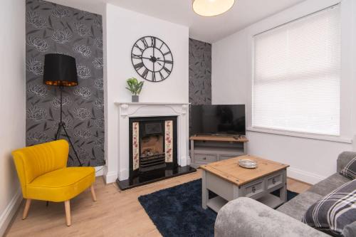 Modern 3 Bedroom Home in Central Rugby w Parking