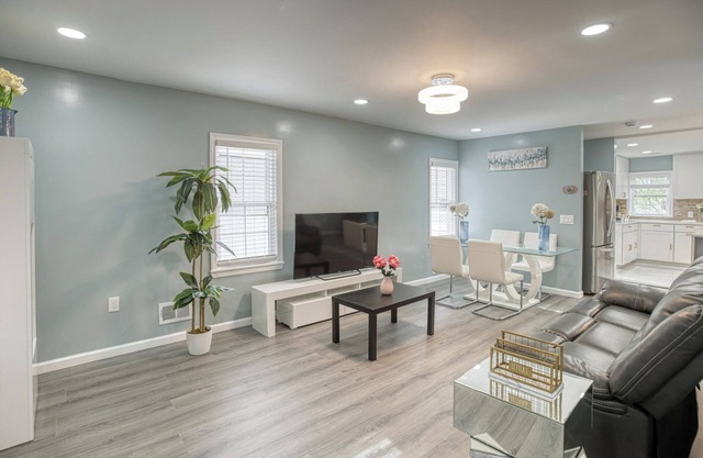 Modern 3-bedroom house in Downtown Princeton with fitness room, AC, parking.