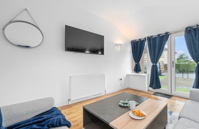 Modern 3 bedroom house with private parking, modern kitchen and easy access around Glasgow