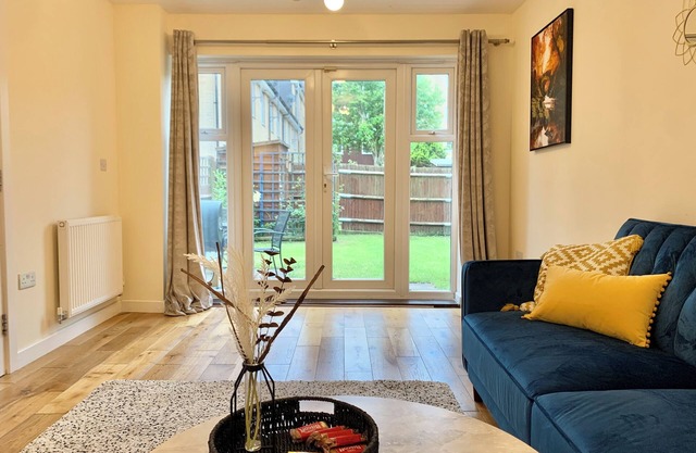 Modern 3 bedroom house in Reading with Garden & Free Parking