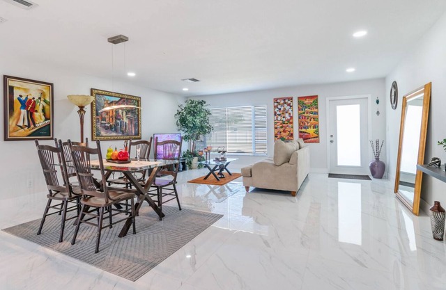 Modern 3 bedroom House for 8 Guest + Pool