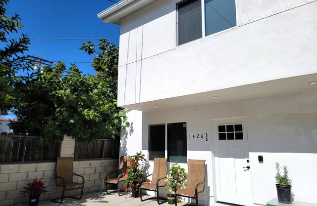 Modern 3 bedroom guest home in quiet area newly built 10 minutes to Rodeo Drive