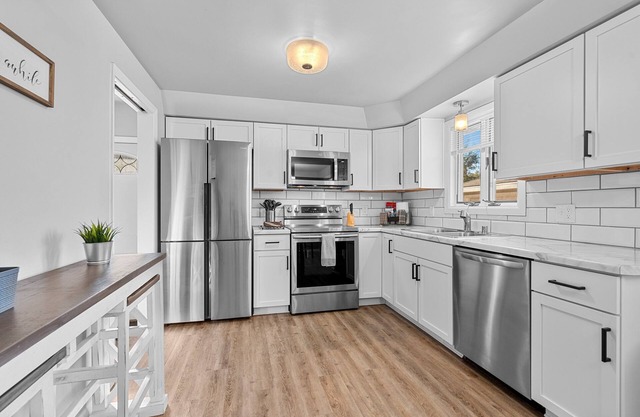 Stay Awhile - Park View Full Renovated 3 bedroom