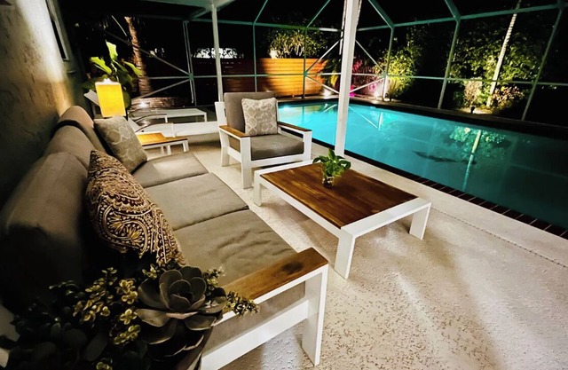 Modern 3 BR house w/ Private Pool, Relaxing Backyard w/ Hot Tub & Steam Shower