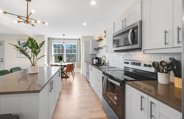 Modern 3-Floor Townhome | 5BR | Spacious & Stylish Stay