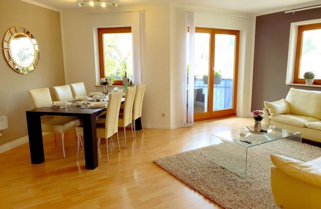 Appartement moderne de 3 pièces avec balcon et Internet / WiFi à Meersburg