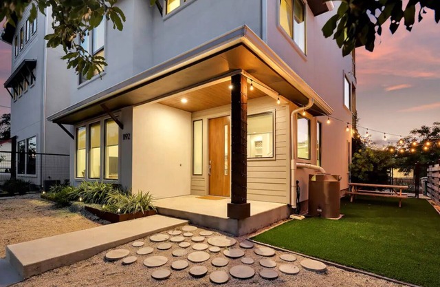 Modern 3-Story Escape - Sleeps 12 - Walk Downtown