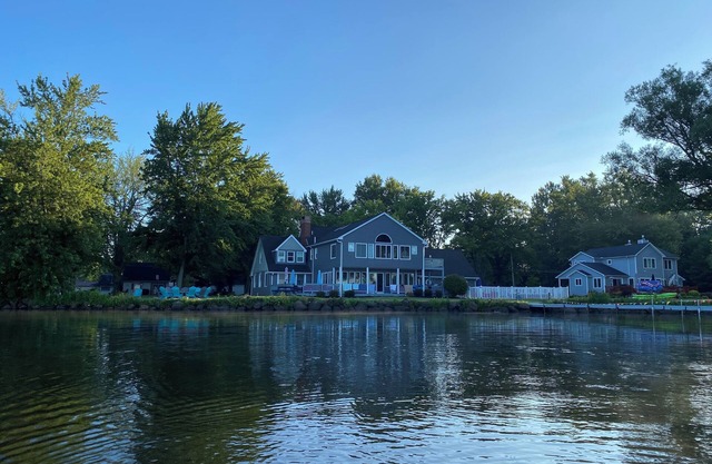 Bord de lac moderne de 300 pieds avec piscine