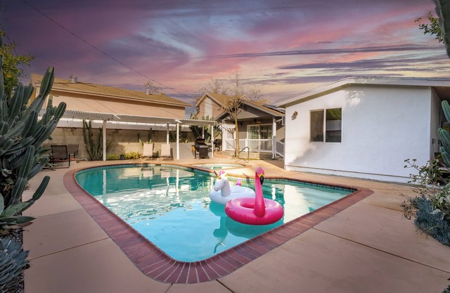 Modern 3BD Oasis with Pool-Jacuzzi, in Hollywood, Near Universal Studios