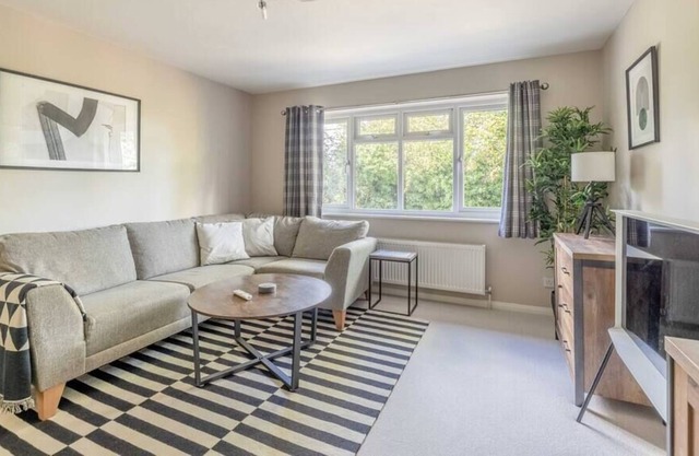 Modern 3Bed Moat house - Private Parking