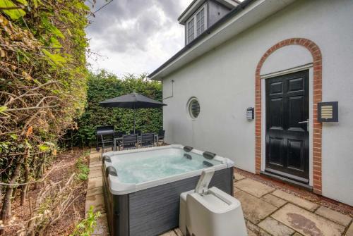 Modern 3BR Home in 2 Nether Hall Near M6 J7 with Hot Tub, Smart TV and Free Parking