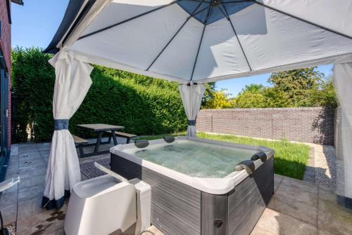 Modern 3BR Home in 24 Breeden Dr Near M6, NEC & Airport Hot Tub, Netflix, Free Parking