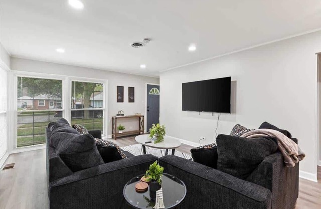 Modern 3BR Home w/ Huge Backyard | LCP Collection