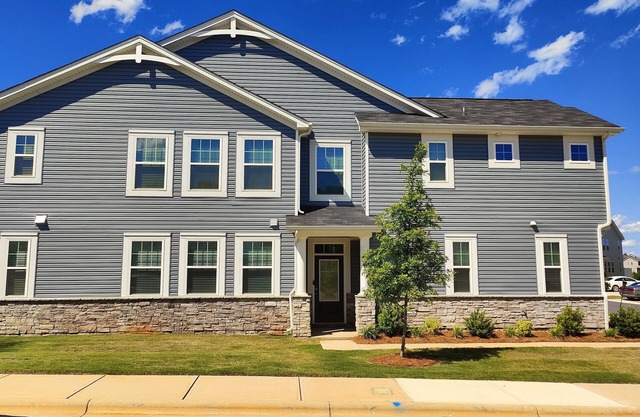 Modern 3BR Townhome Near Charlotte, Family-Friendly + Long-Term Ready