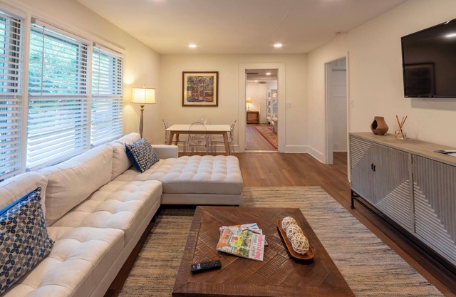 Modern 4 BDR Home Minutes to UGA Campus and Downtown Bars, Shopping, & Dining
