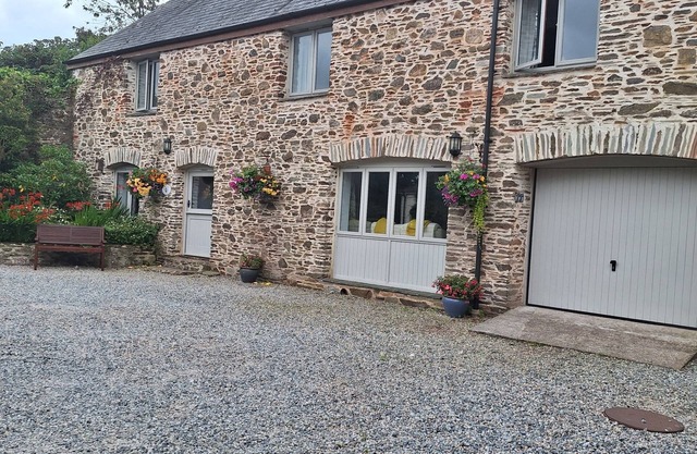 Cottage en pierre moderne en milieu rural, avec 1,5 hectares de jardins communaux
