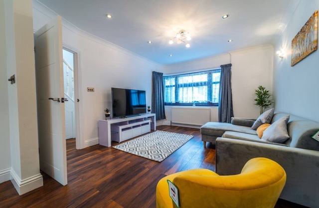 Modern 4 Bed Hayes Home (Free Parking)