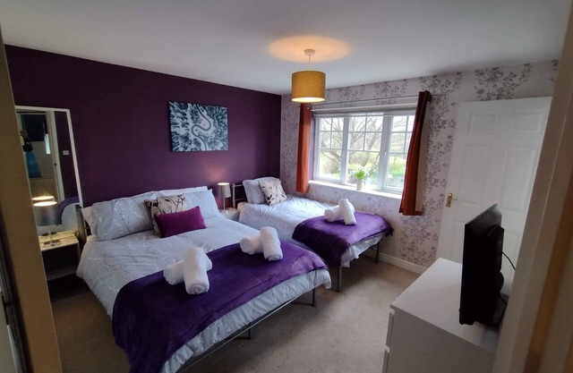 Modern 4 Bed House For Contractors & Families Free parking, M6, local amenities