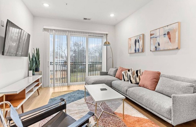 Modern 4 Bed Space in Walkable Area -3 Miles to Downtown