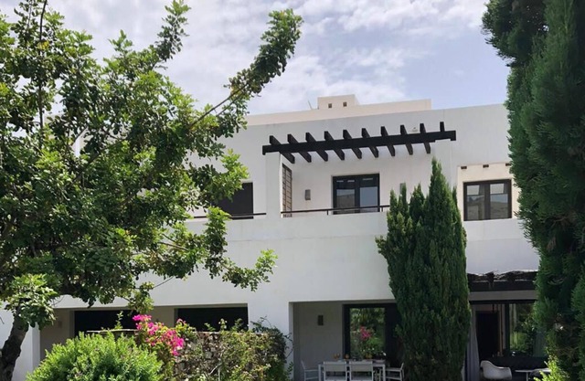Modern, 4 bedroom, 3 bathroom villa in Macenas with large communal pool