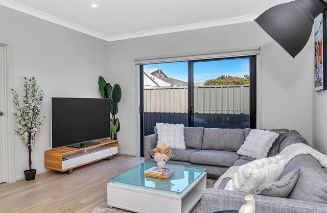 Modern 4-bedroom Costal Retreat - Minutes from Aldinga's Drive on Beach