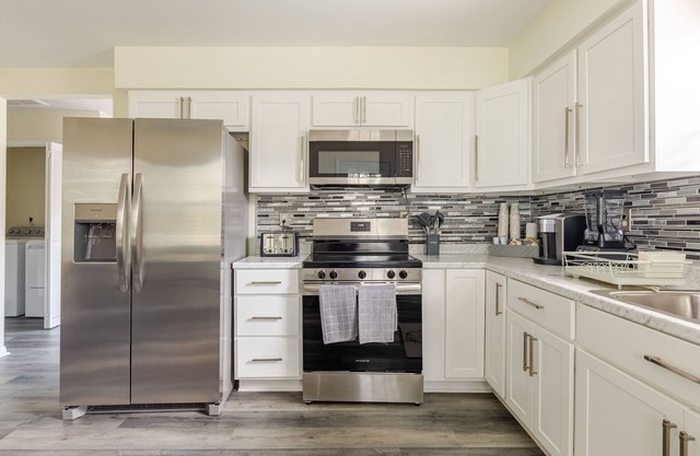 Modern 4-Bedroom Duplex Near Duke – Private Entry & Parking for 12 guests