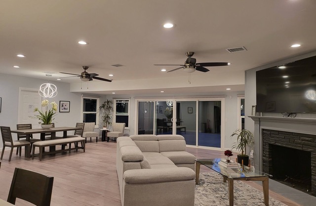 Modern 4 Bedroom Home - 15 mins from Disneyland