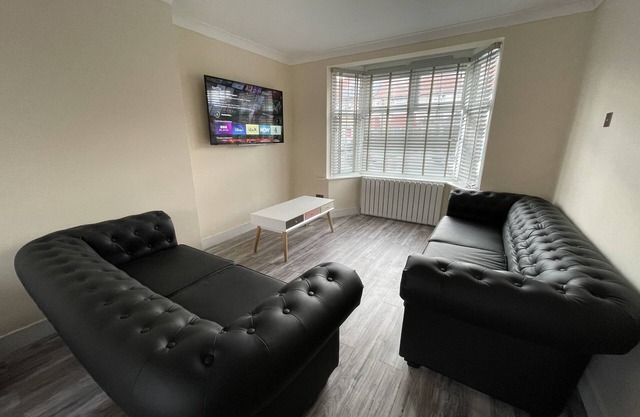 Modern 4 bedroom house with garden