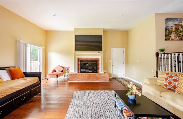 Modern 4-bedroom house, TV each room,big fence yard, Pet stay free, Lighted yard