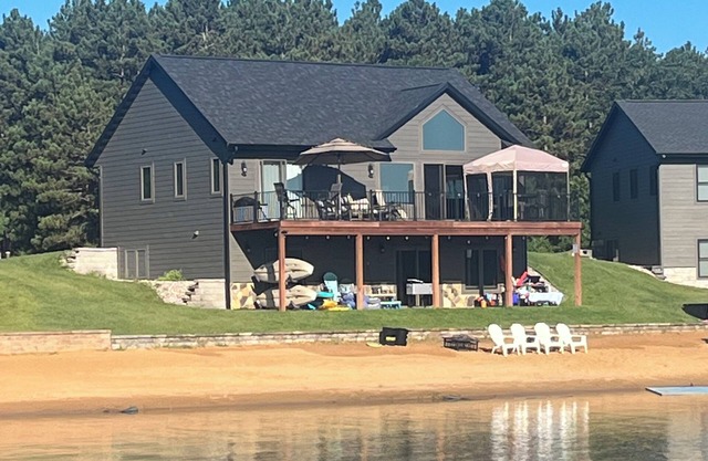 Modern 4 bedroom Lake House on Private Lake near WI Dells/Castle Rock Lake