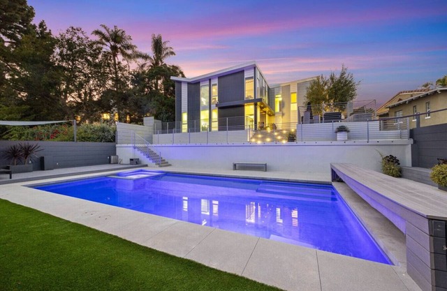 Modern 4-bedroom retreat w/pool and endless views