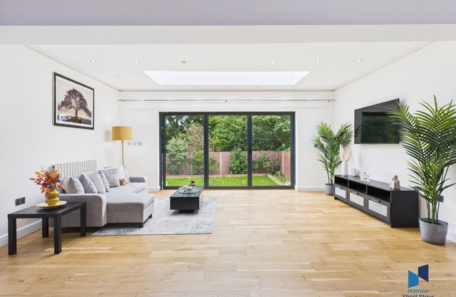Modern 4 Bedroom Spacious House with Garden and Free Parking