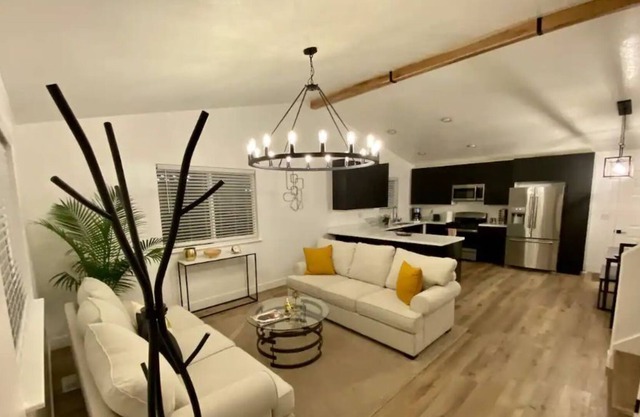 Modern 4-bedroom downtown oasis