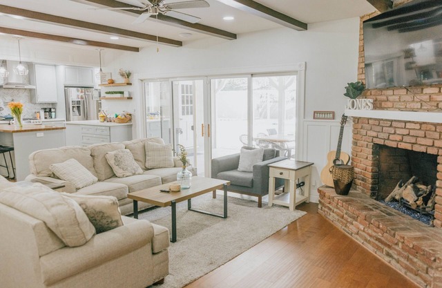 Modern 4 Bedroom Home with Pool - Ideal Retreat for Families.